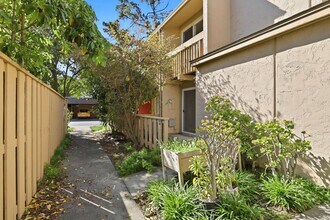 125 Connemara Way in Sunnyvale, CA - Building Photo - Building Photo
