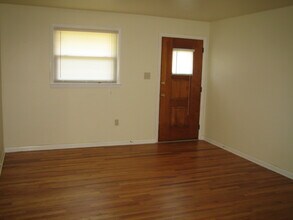 331 W Clayton Ave, Unit 3 in Clayton, NJ - Foto de edificio - Building Photo