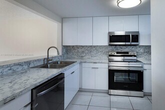 10290 NW 9th St Cir in Miami, FL - Building Photo - Building Photo