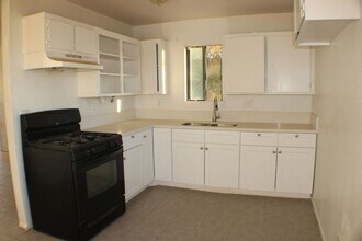 21107 Nemophilia St-Unit -Unit 4 in California City, CA - Building Photo - Building Photo