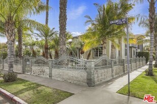 4356 Kingswell Ave in Los Angeles, CA - Building Photo
