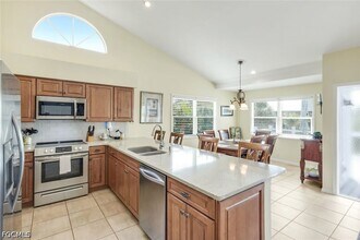 21580 Indian Bayou Dr, Unit 582 in Fort Myers Beach, FL - Foto de edificio - Building Photo
