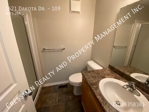 1621 Dakota Dr in Regina, SK - Building Photo - Building Photo