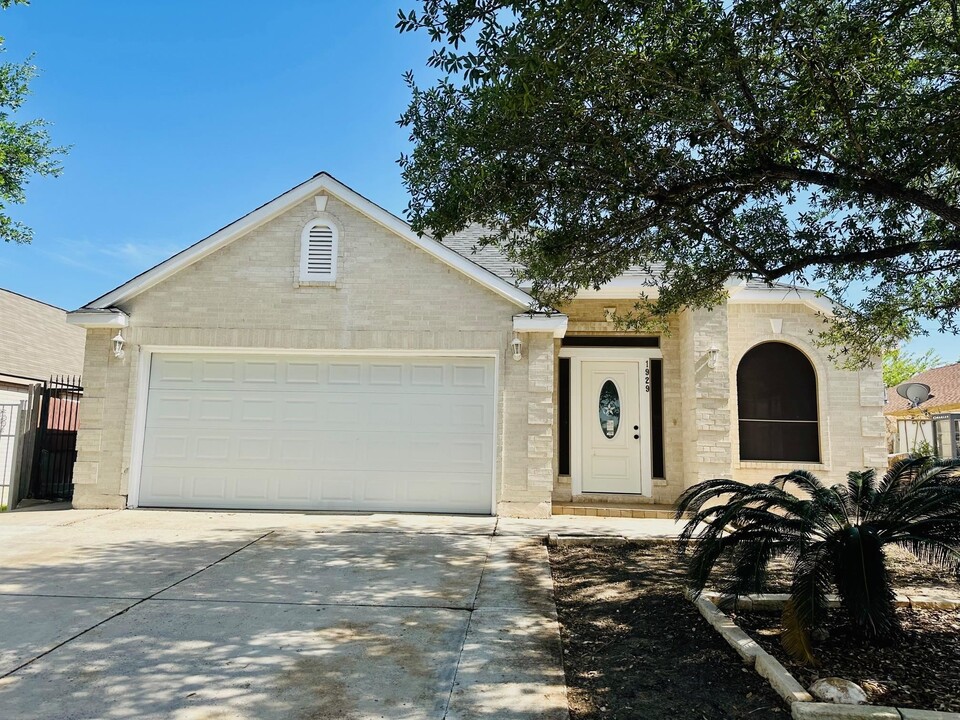 1929 Yukon Ln in Laredo, TX - Building Photo