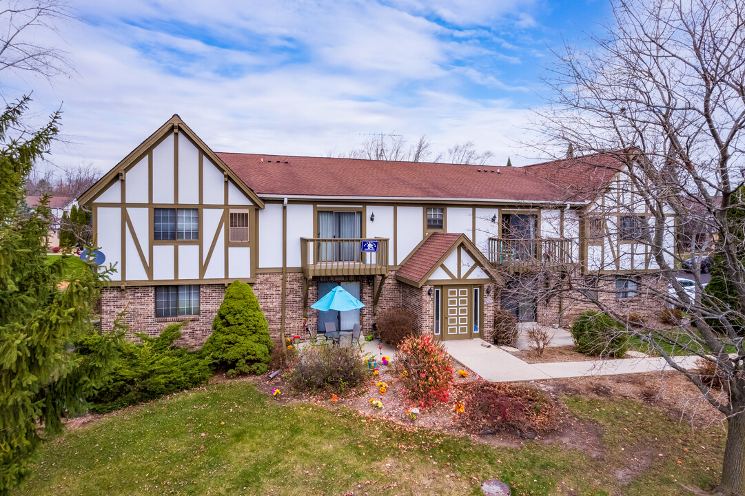 Canterbury Court Apartments in Cedarburg, WI - Building Photo