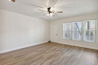 3827 Gilbert Ave, Unit 214B in Dallas, TX - Building Photo - Building Photo