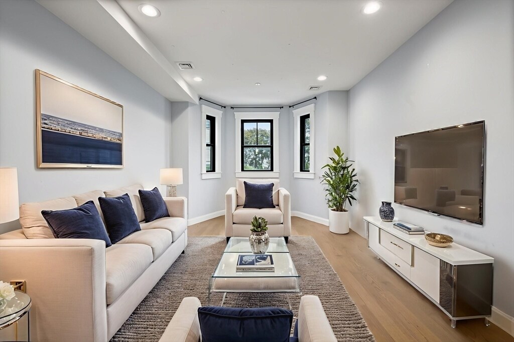 225 E Eagle St, Unit #2 in Boston, MA - Foto de edificio