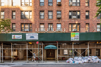 319 E 50th St in New York, NY - Foto de edificio - Building Photo