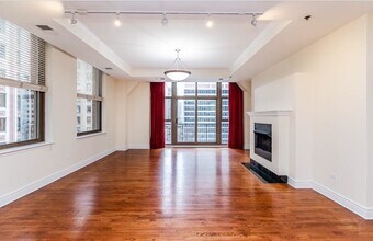 212 W Washington St in Chicago, IL - Building Photo - Building Photo