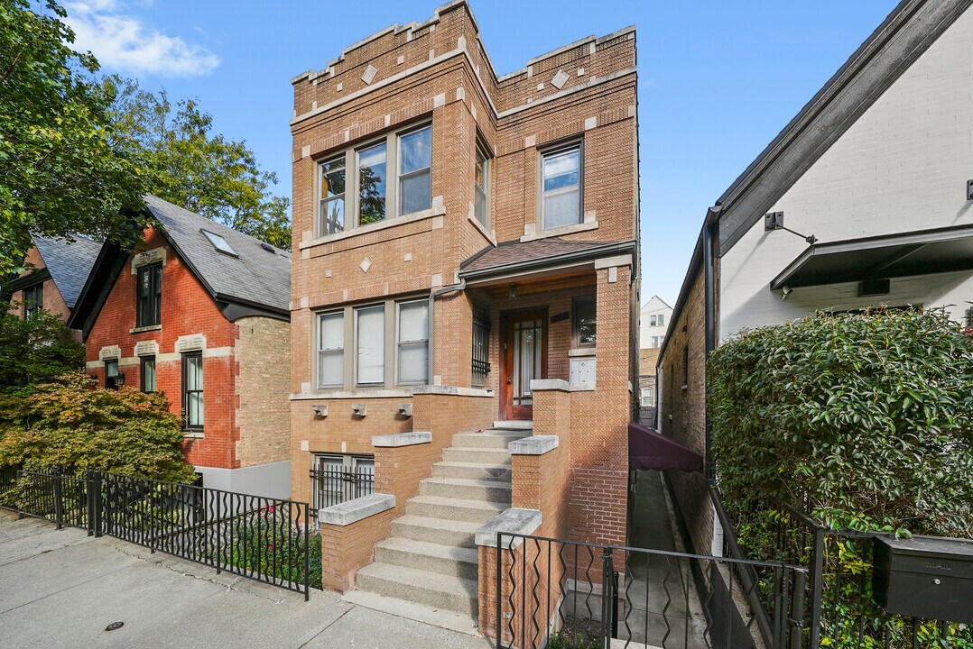 2026 W Charleston St in Chicago, IL - Building Photo