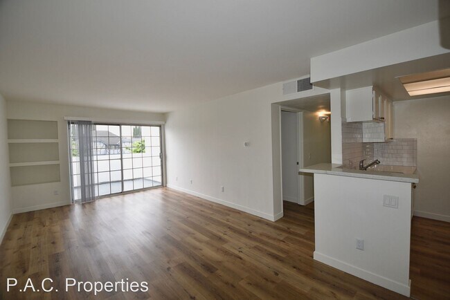 15007 Burbank Blvd in Los Angeles, CA - Building Photo - Building Photo