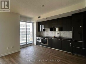 117 McMahon Dr in Toronto, ON - Building Photo - Building Photo