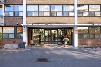 Essex House in Toronto, ON - Building Photo - Building Photo