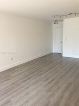 9711 Fontainebleau Blvd in Miami, FL - Building Photo