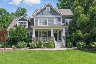 10 Brown Bear in Chapel Hill, NC - Foto de edificio - Building Photo