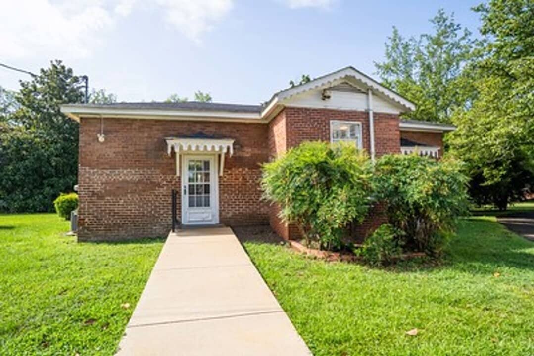 603 Pelham Rd N in Jacksonville, AL - Building Photo
