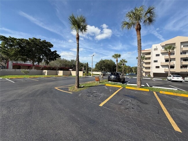 15969 NW 64th Ave in Hialeah, FL - Foto de edificio - Building Photo