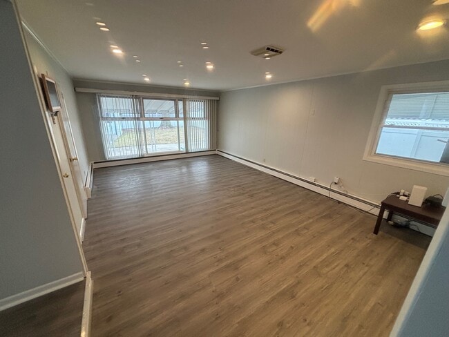 3134 Ward Ln in Wantagh, NY - Foto de edificio - Building Photo