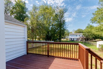 385 Pond Point Ave in Milford, CT - Building Photo - Building Photo