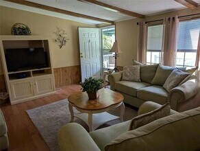 56314 Blue Creek Rd in Astor, FL - Foto de edificio - Building Photo