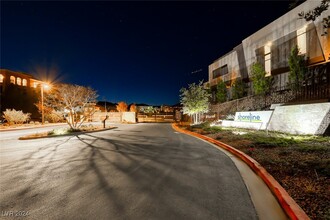 26 Lakefront Dr in Henderson, NV - Foto de edificio - Building Photo