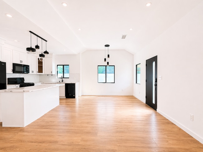 818 N Genesee Ave in Los Angeles, CA - Building Photo - Building Photo