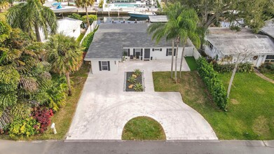 2442 Key Largo Ln in Fort Lauderdale, FL - Foto de edificio - Building Photo