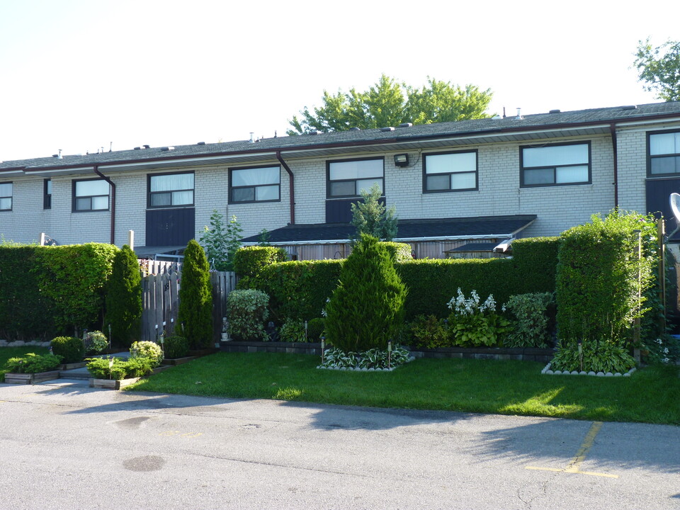 70 Hucknall Rd in Toronto, ON - Building Photo