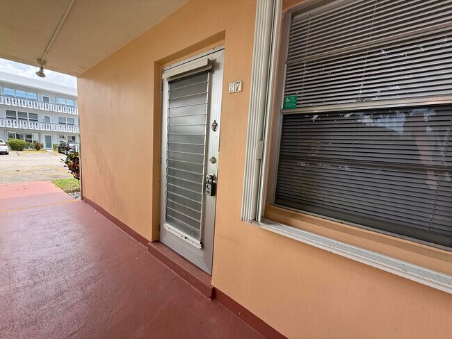 27 Andover B in West Palm Beach, FL - Building Photo - Building Photo