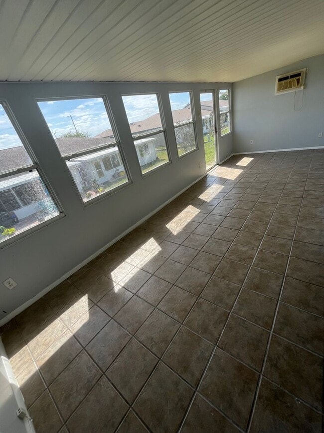 611 Ridge Ter in Winter Haven, FL - Foto de edificio - Building Photo