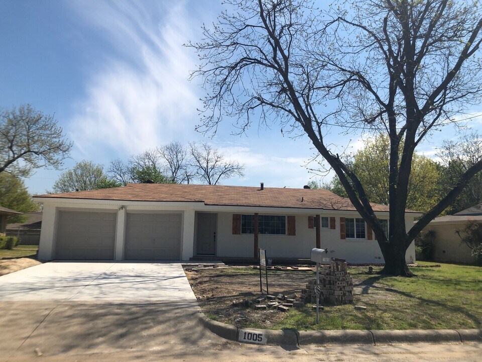 1005 Park Center St in Benbrook, TX - Building Photo