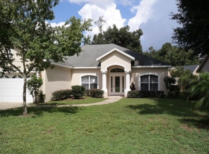 2241 Lake Francis Dr in Apopka, FL - Building Photo