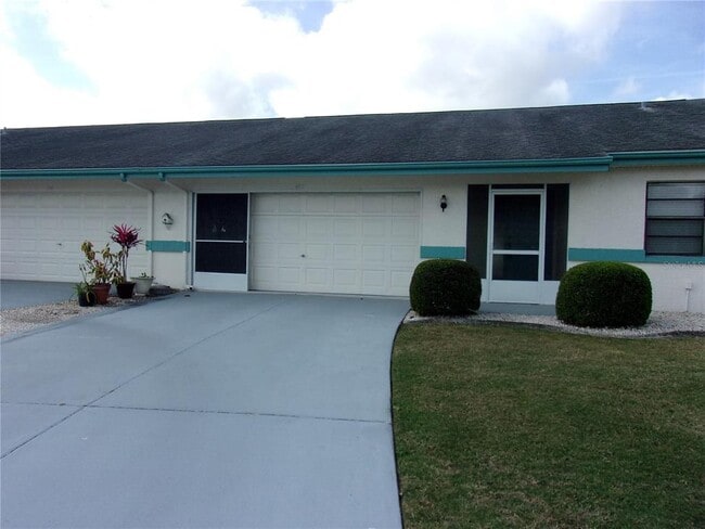 402 La Jolla Ave in Sun City Center, FL - Building Photo - Building Photo