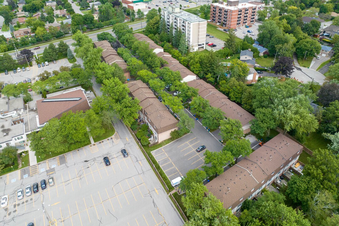 2 Thatcher's Mill Way in Markham, ON - Building Photo