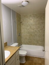 124 E 12th St in Long Beach, CA - Foto de edificio - Building Photo