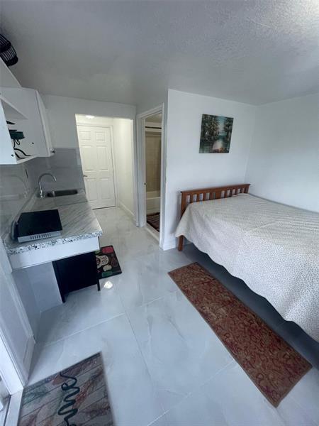 408 SW 68th Ave in Pembroke Pines, FL - Foto de edificio - Building Photo