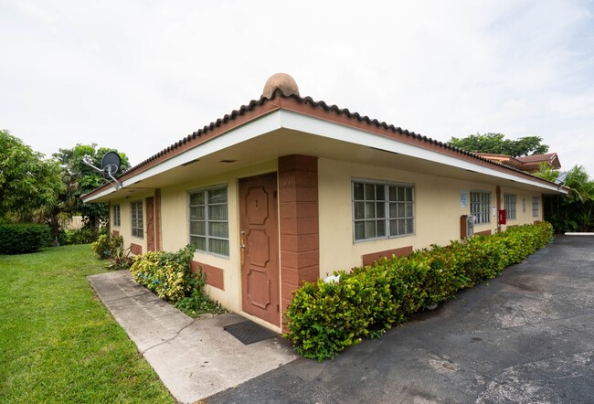 4020 Riverside Dr in Coral Springs, FL - Building Photo - Building Photo