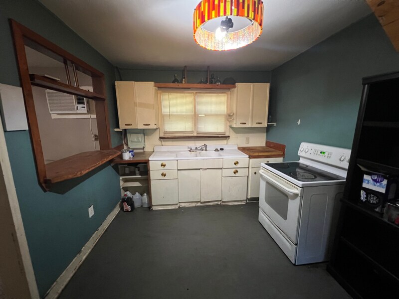 706 Violet St in West Columbia, SC - Building Photo