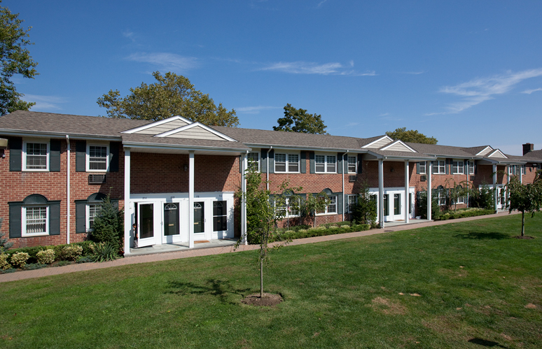 Fairfield Arms at Bay Shore in Bay Shore, NY - Building Photo