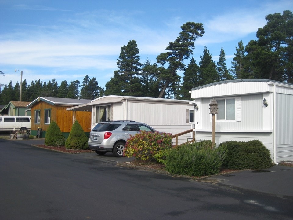 B & E Wayside RV-Mobile Home Park in Florence, OR - Foto de edificio