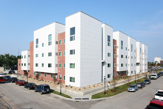 Prime Place Lincoln - Student Apartments in Lincoln, NE - Foto de edificio - Building Photo