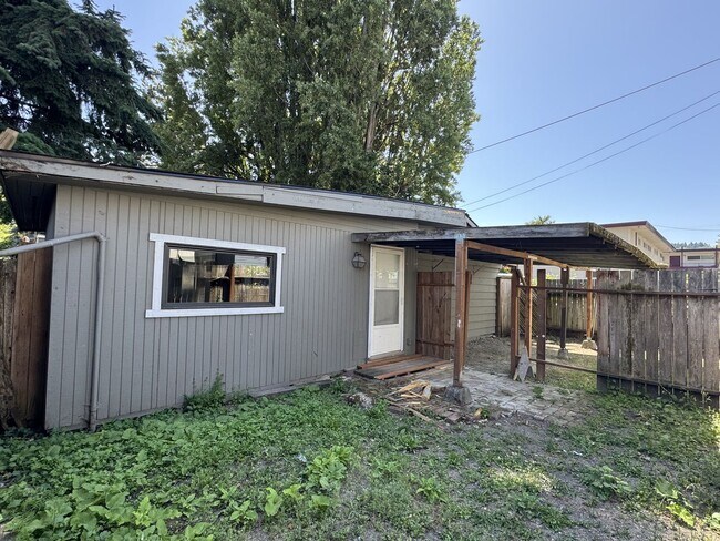 property at 820 S Donovan St