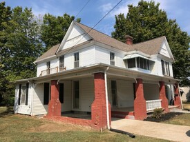 526 Monroe St in Madisonville, TN - Foto de edificio - Building Photo