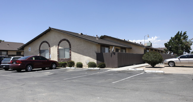 Mesa Garden Apartments in Hesperia, CA - Building Photo - Building Photo