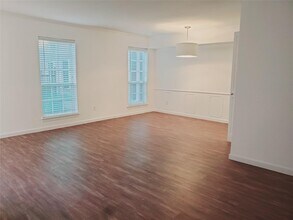 361 N Post Oak Ln in Houston, TX - Building Photo - Building Photo