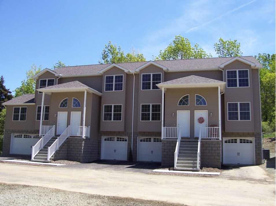 Woodland Hills Townhomes in Erie, PA - Building Photo