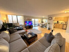 1008 Paradise Rd, Unit PHP in Swampscott, MA - Building Photo