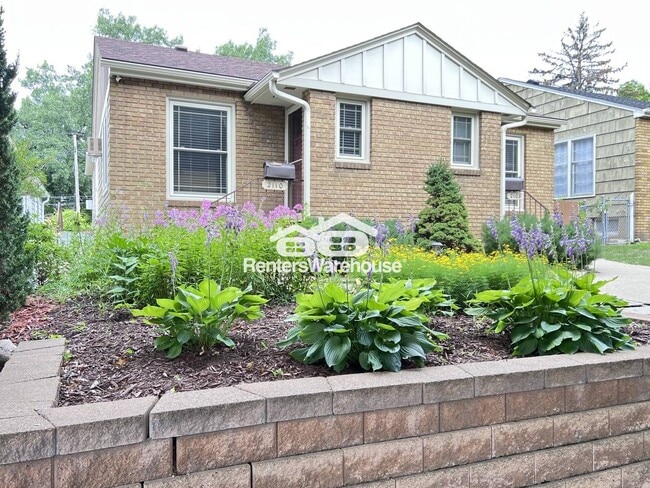 2110 Grand Ave S in Minneapolis, MN - Building Photo - Building Photo