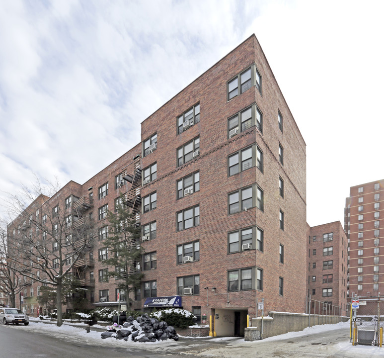 13630 Sanford Ave in Flushing, NY - Building Photo