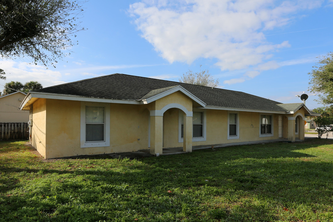 3260-3268 Hi St in Lake Worth, FL - Building Photo